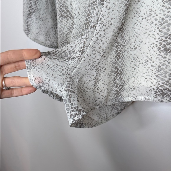 Altar’d State snakeskin long sleeve romper size small - Picture 5 of 11